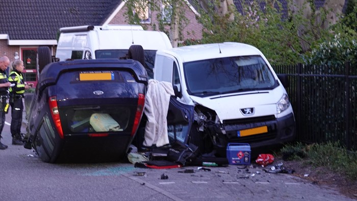 Auto op zn kop in Hoogkarspel