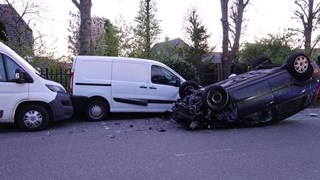 Auto op zn kop in Hoogkarspe_1l