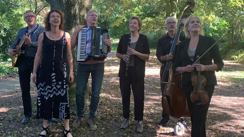 Optreden van Klezmer-groep de Klezbez in de Dorpskerk Opperdoes