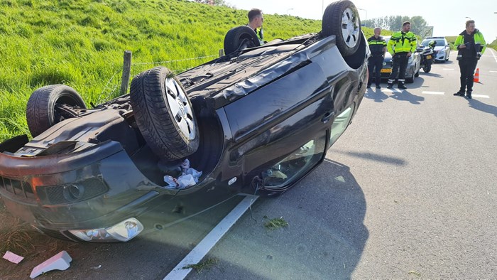 Auto over de kop in Lambertschaag