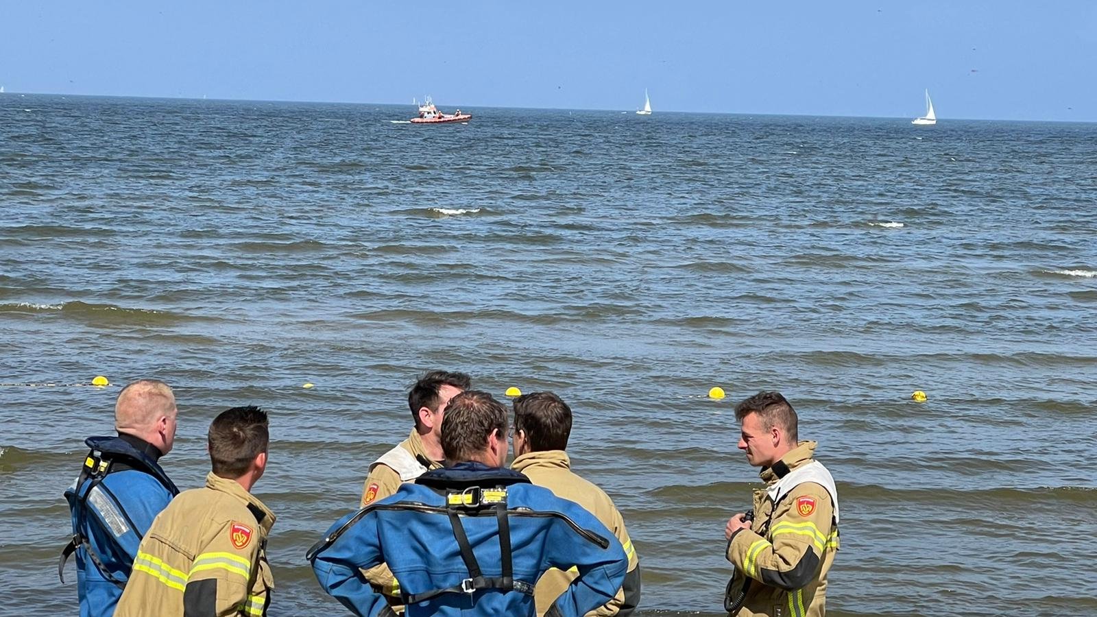 Uitgebreide zoekactie naar vermiste zwemmer bij strand Enkhuizen
