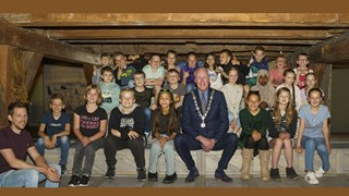 Leerlingen van Het Driespan samen met de burgemeester van Enkhuizen, foto Studio Merike