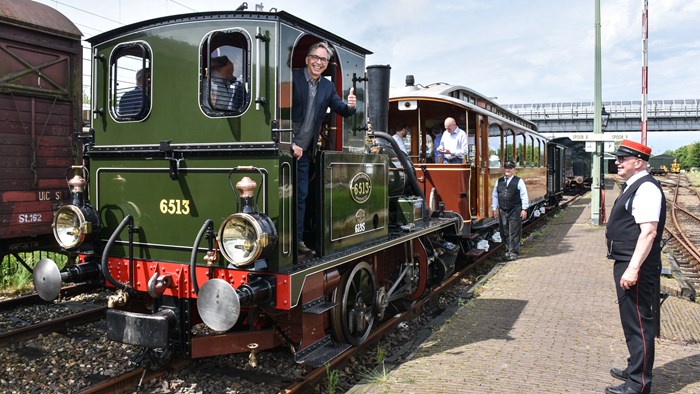 Teakhouten stoomtramrijtuig_1