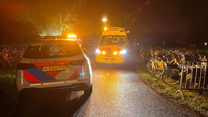 Vrouw met duim bekneld in fietshandrem_1