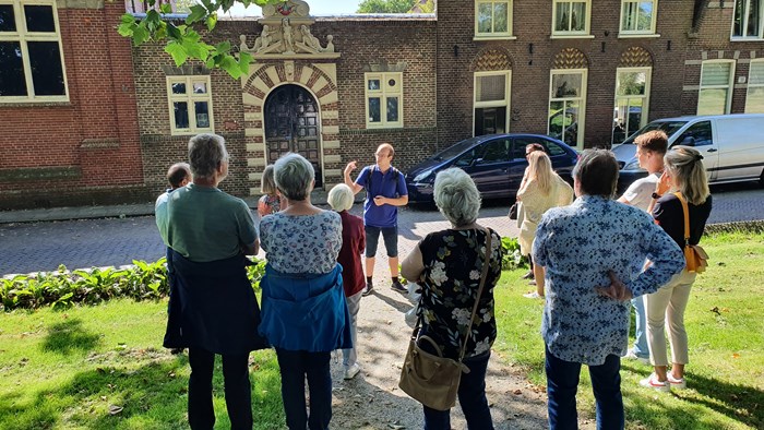 Gids Pieter vertelt dat twee poortjes Achter de Vest toegang gaven tot de schuttersdoelen