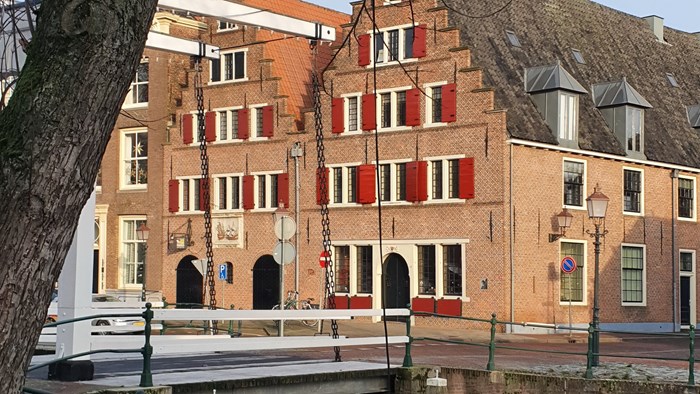 De wandeling eindigt in het Oost-Indisch Pakhuis waar voor alle deelnemers na afloop een drankje klaarstaat
