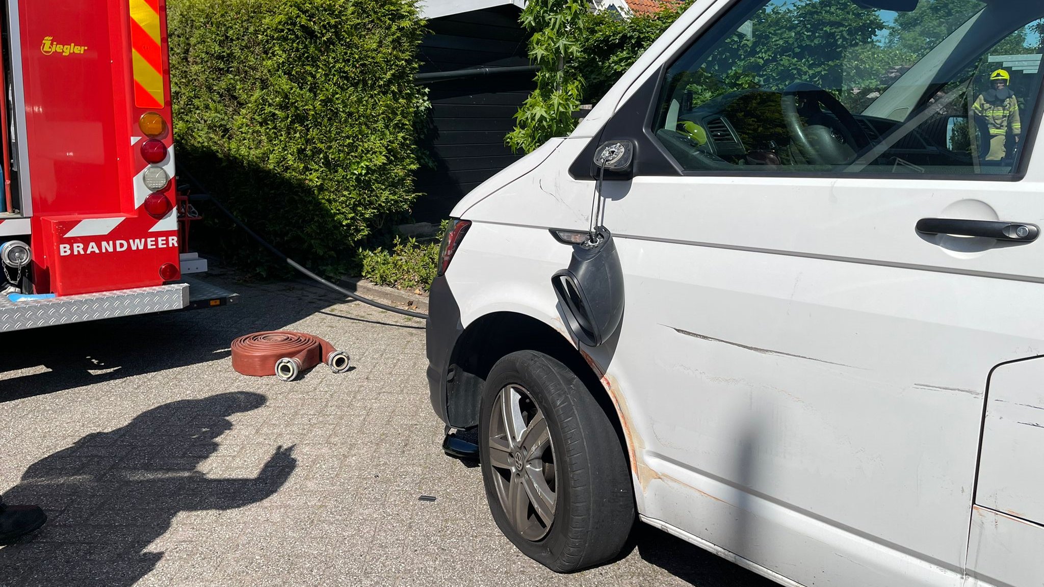 Brandweerwagen rijdt schade onderweg naar woningbrand