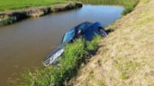 Auto rijdt de sloot in
