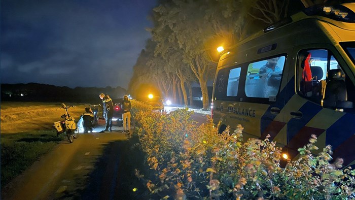 Fietsers botsen frontaal op elkaar in Andijk