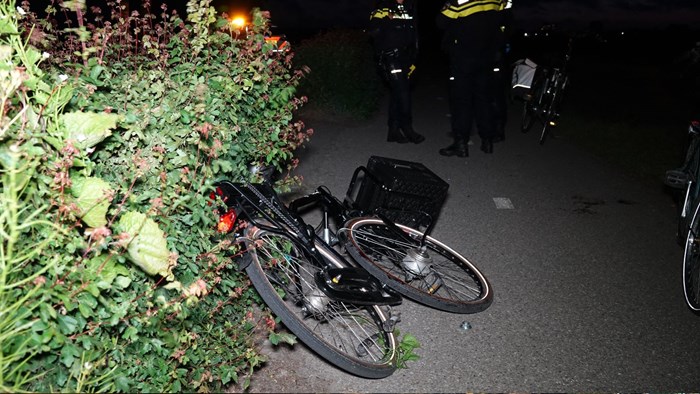 Fietsers botsen frontaal op elkaar in Andijk_1