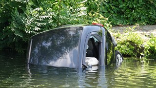 Auto rijdt Vollerswaal in_1