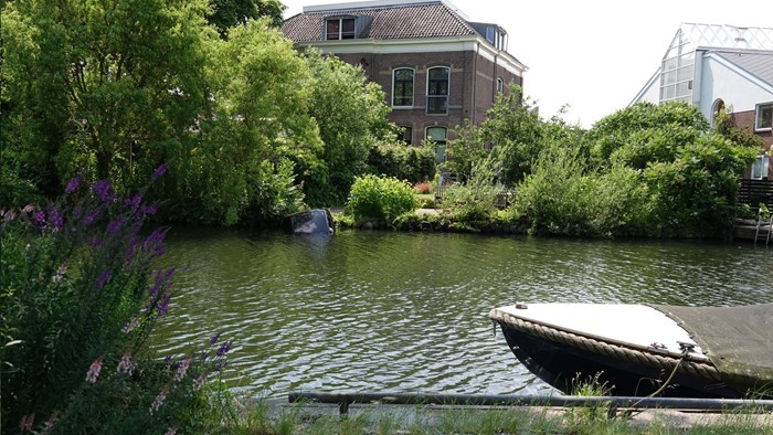 Auto rijdt Vollerswaal in_2