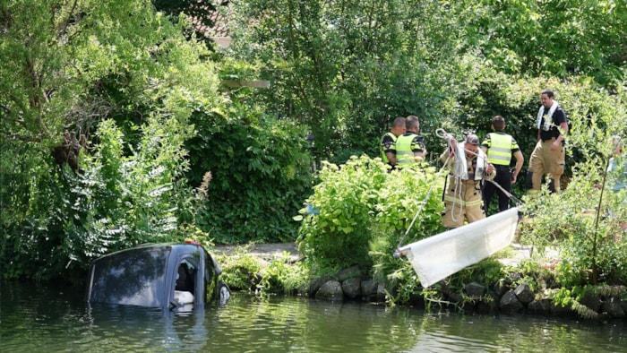 Auto rijdt Vollerswaal in_3