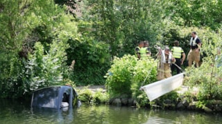 Auto rijdt Vollerswaal in_3