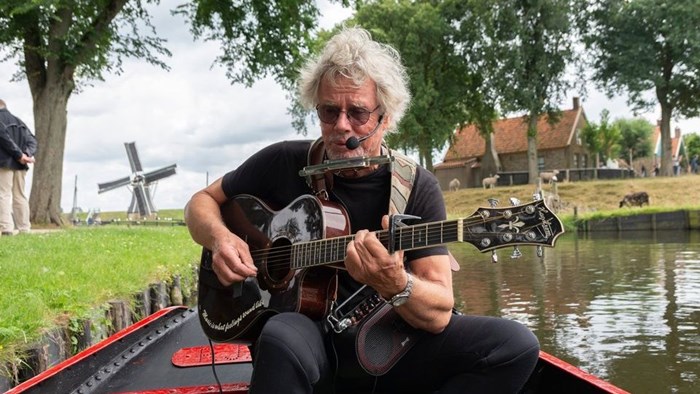 De zingende conducteur, Ad Goossens, in de veldschuit, foto Zuiderzeemuseum