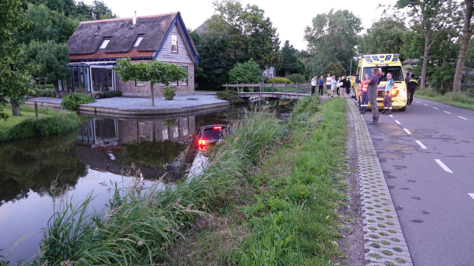 Auto in Berkhout te water na uitwijkmanoeuvre