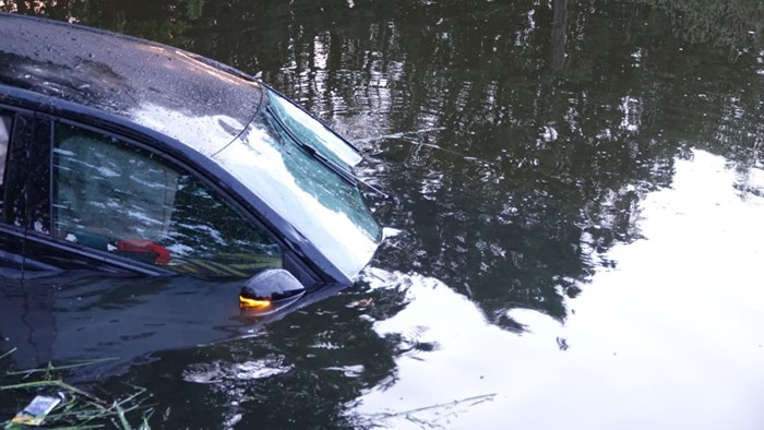 Auto te water in Berkhout1