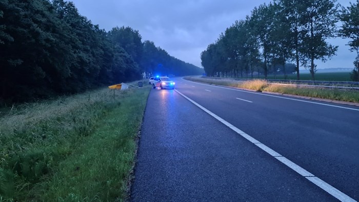 Auto langs A7 bij Middenmeer te water1