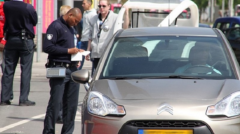 Boa’s met korte wapenstok en handboeien