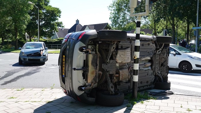 Twee auto&#39;s op de kant in Hoorn