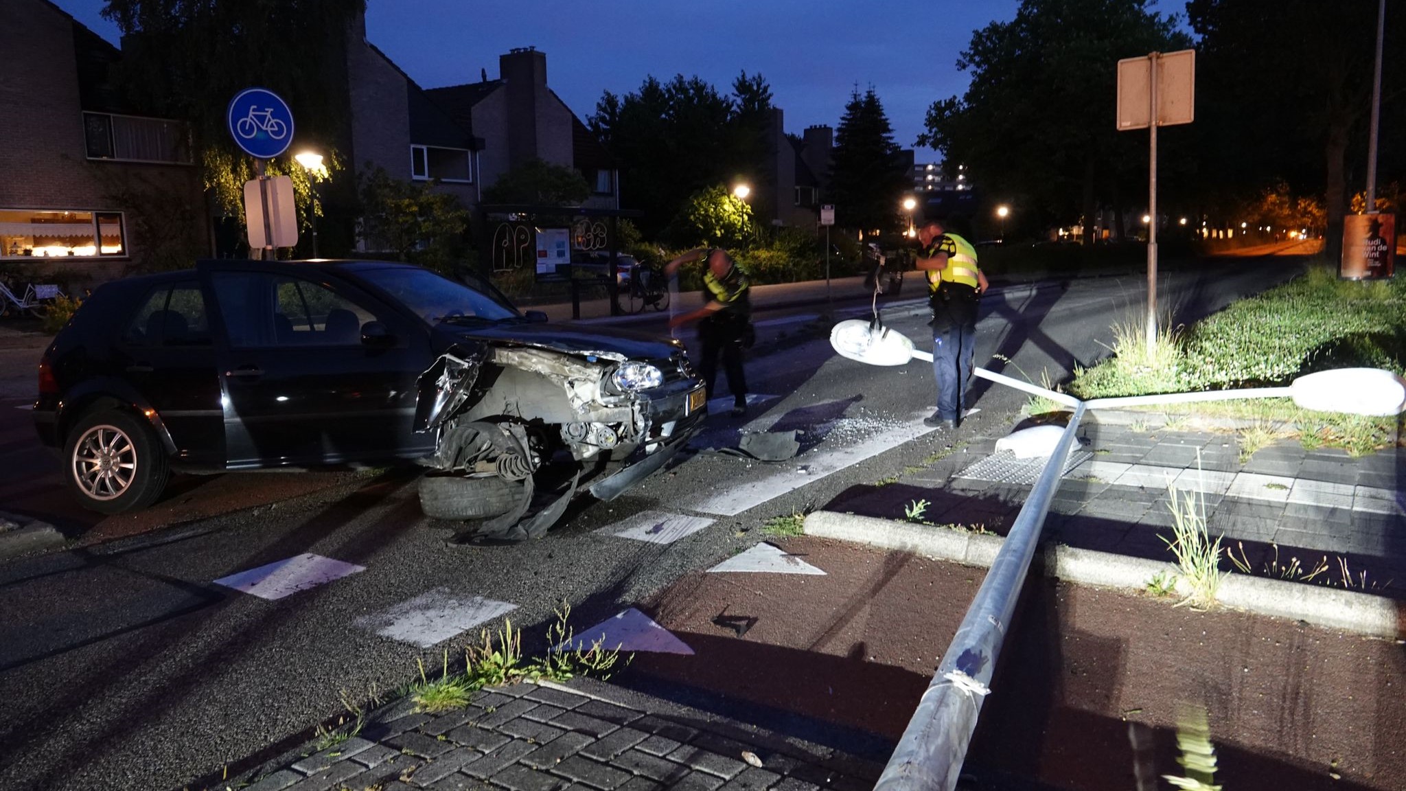 Auto tegen lantaarnpaal na 'uitwijk manoeuvre' 