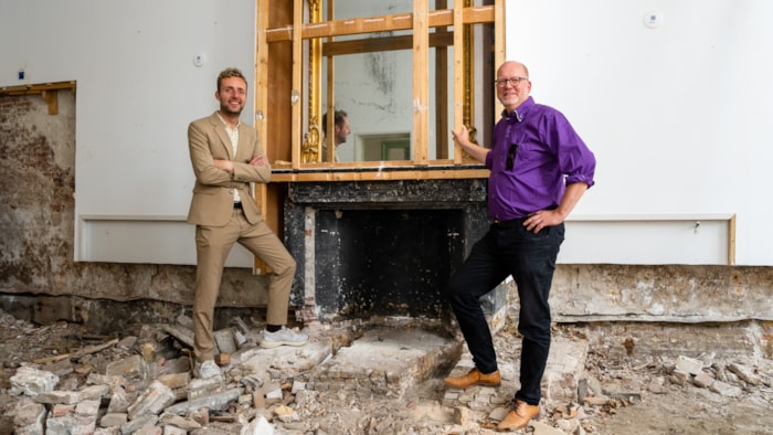 Arthur Helling en Axel Boomgaars bij historische schouw Roode Steen 15 - foto Benno Ellerbroek