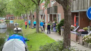 Man valt van ladder in Enkhuizen