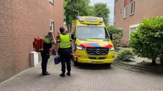Man valt van ladder in Enkhuizen1