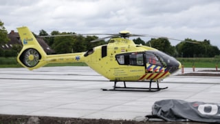 Man valt van ladder in Enkhuizen2