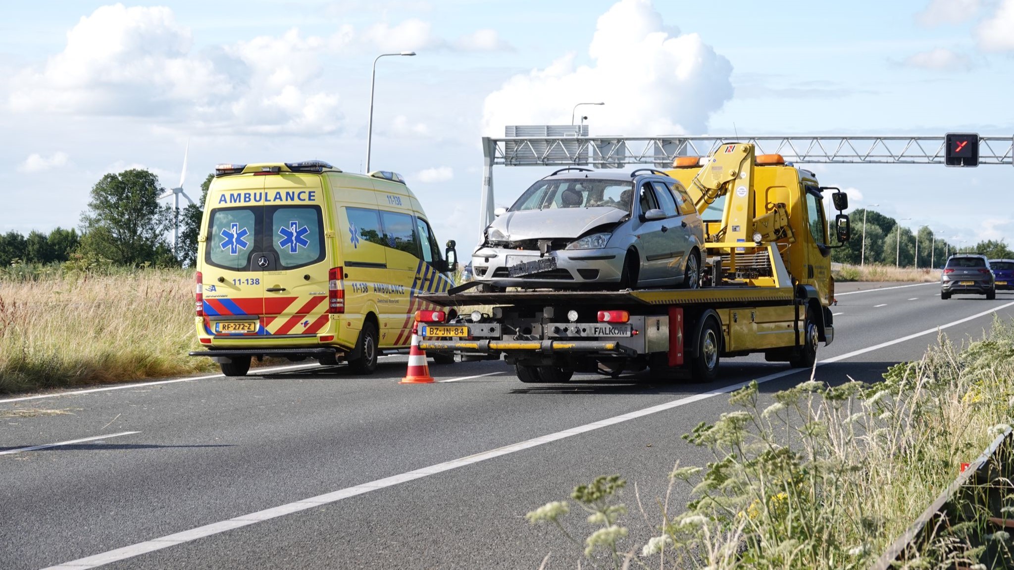 Auto op A7 bij Berkhout van de weg geraakt