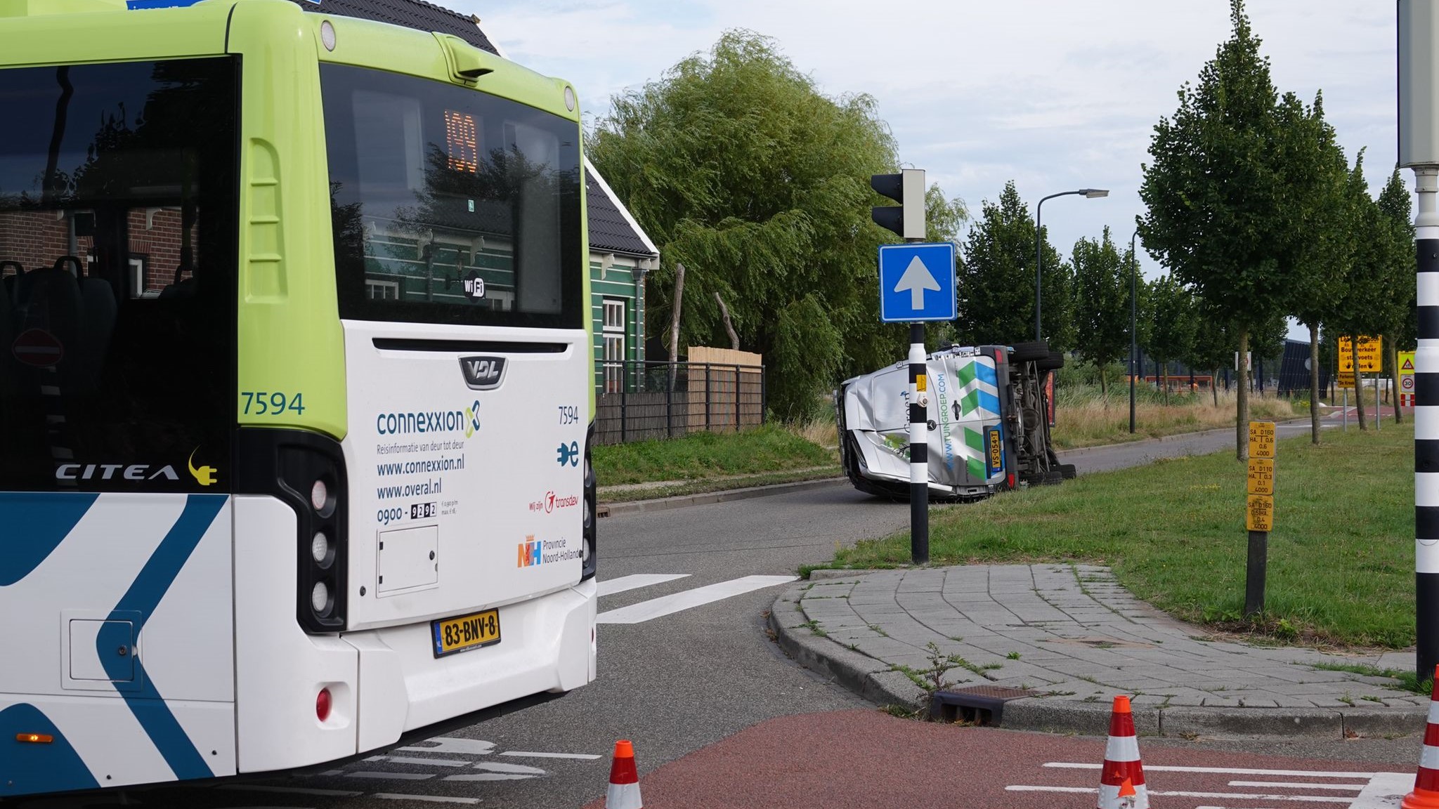 Werkbusje op zijn kant na botsing met Connexxion lijnbus