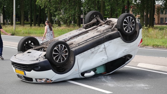 Auto over de kop in Zwaagdijk-Oost