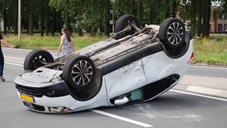 Auto over de kop in Zwaagdijk-Oost