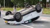 Auto over de kop in Zwaagdijk-Oost