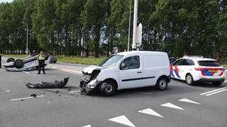 Auto over de kop in Zwaagdijk-Oost1