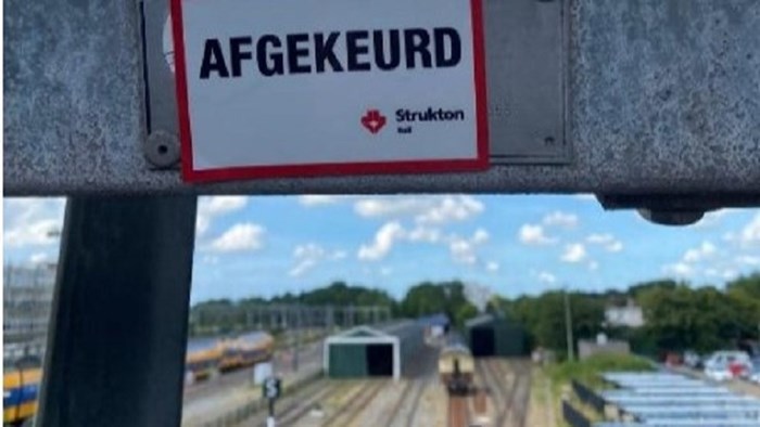 Lift bij loopbrug station bord afgekeurd