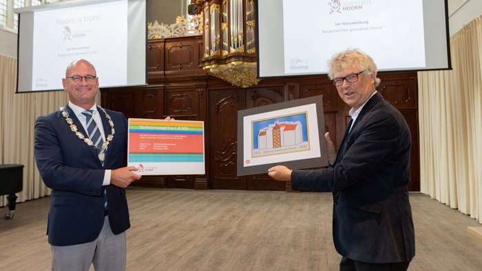 Voorzitter Stadsherstel Hoorn Jaap Schaper krijgt van burgmeester Jan Nieuwenburg namens de gemeente Hoorn naast de Eenhoornzegel en een geldbedrag van 500 euro, een visualisatie van de gevelsteen voor de tuinmuur. 