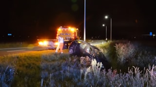 Auto blijf net boven sloot hangen