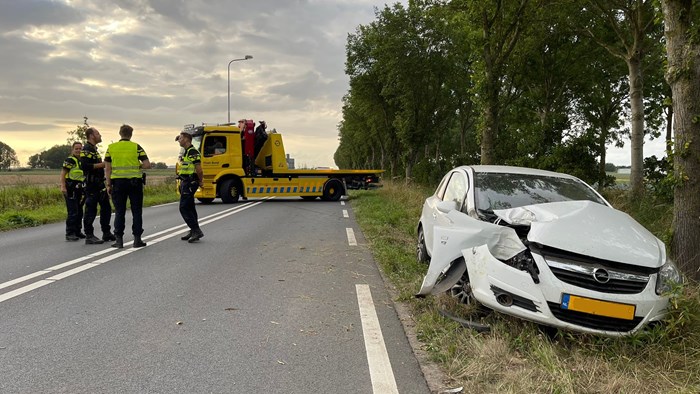 Auto tegen boom in Wervershoof