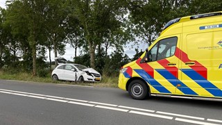 Auto tegen boom in Wervershoof1