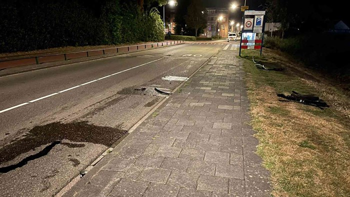 Auto vliegt uit de bocht in Enkhuizen1