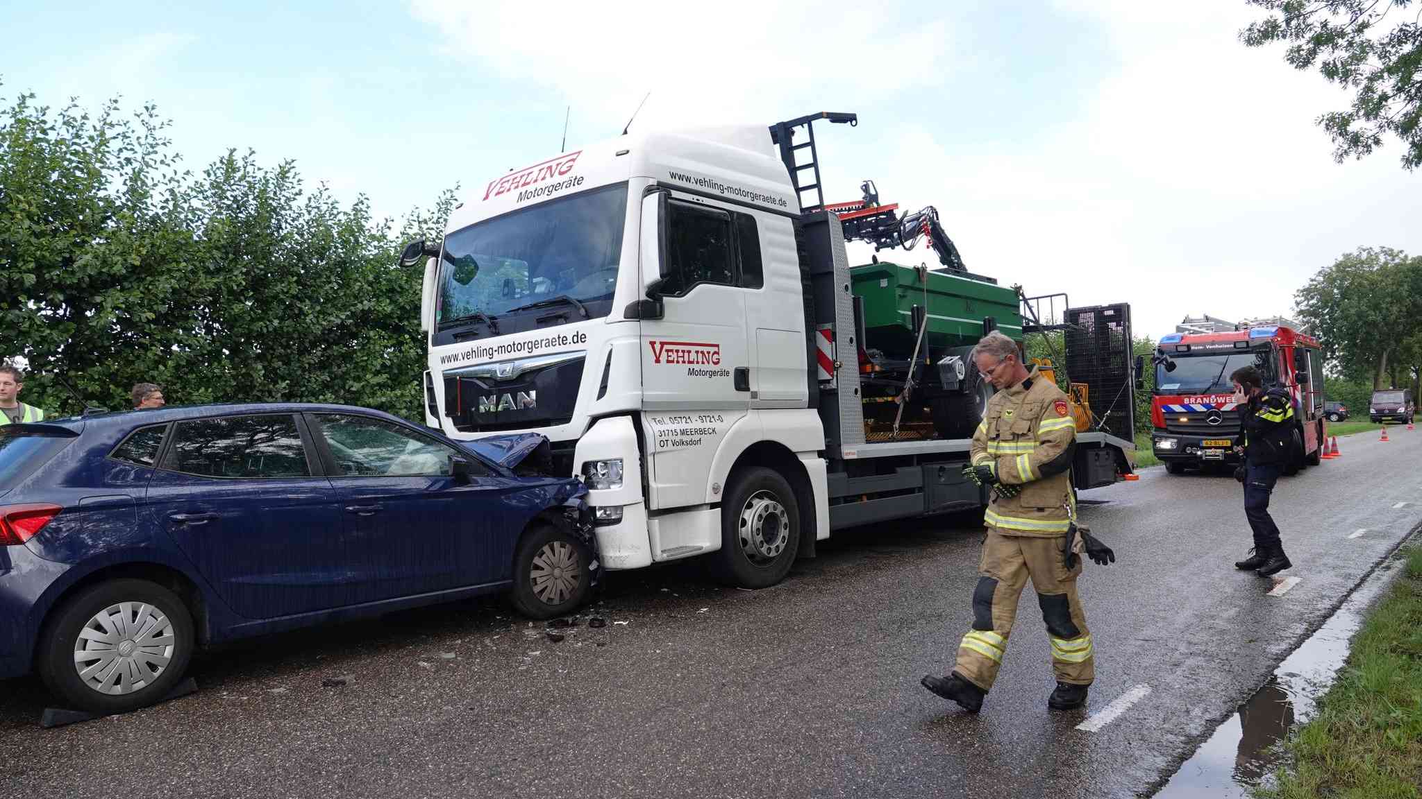 Frontale botsing van personenauto met vrachtwagen in Hem