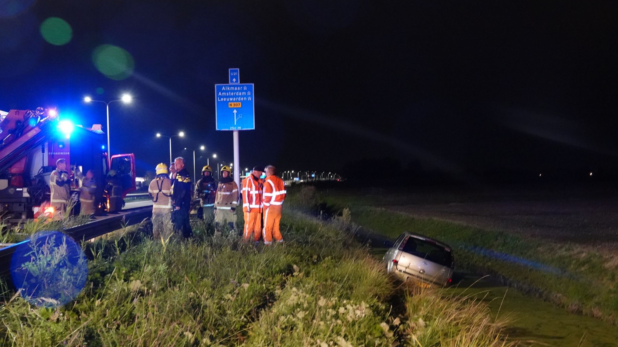 Brandweer bevrijdt ouder echtpaar uit auto in het water langs de N307 bij Zwaag