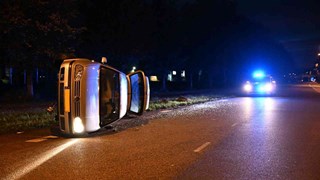 Auto op zijn zijkant op de Provinciale weg