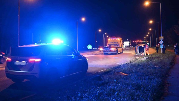 Auto op zijn zijkant op de Provinciale weg1