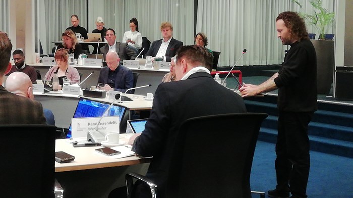 Menno Jas (DRP) achter het katheder