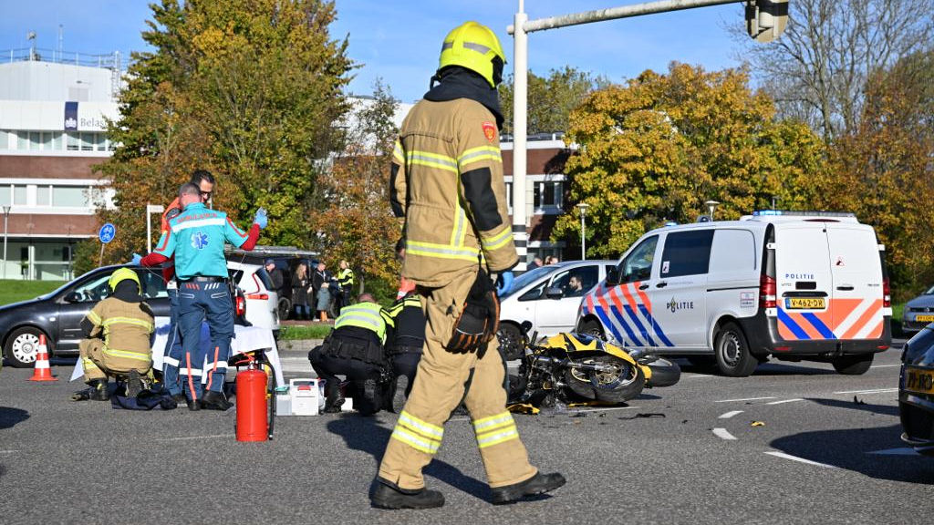 Motorrijder op kruising Provincialeweg/Liornestraat  zwaargewond bij botsing