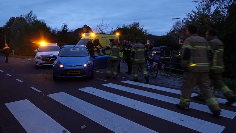 Fiets onder auto gekomen in Blokker