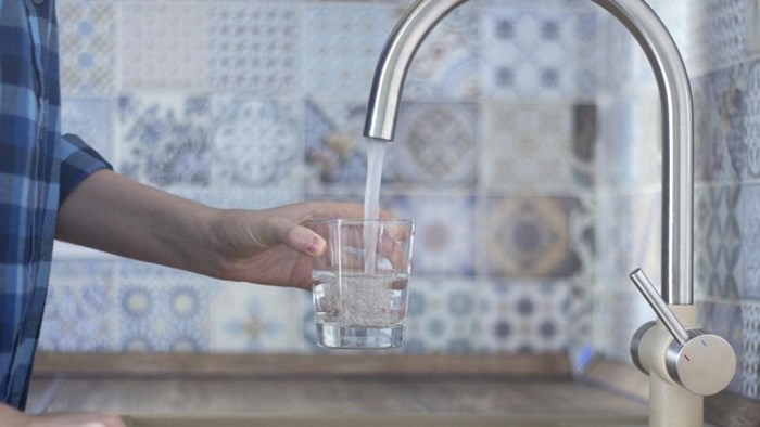 Glas vullen met kraanwater