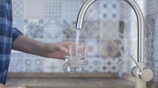 Glas vullen met kraanwater